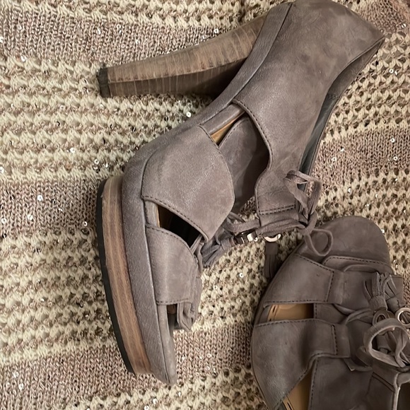 Coach vegan gray suede platform/sz 9 - Picture 3 of 5